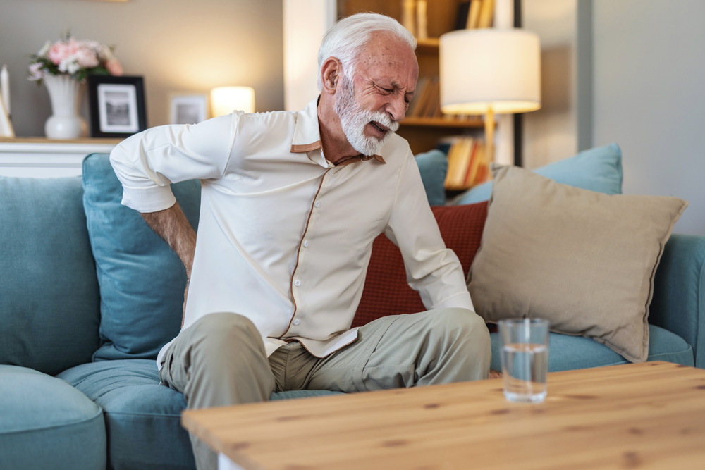 hombre reteniendo por dolor